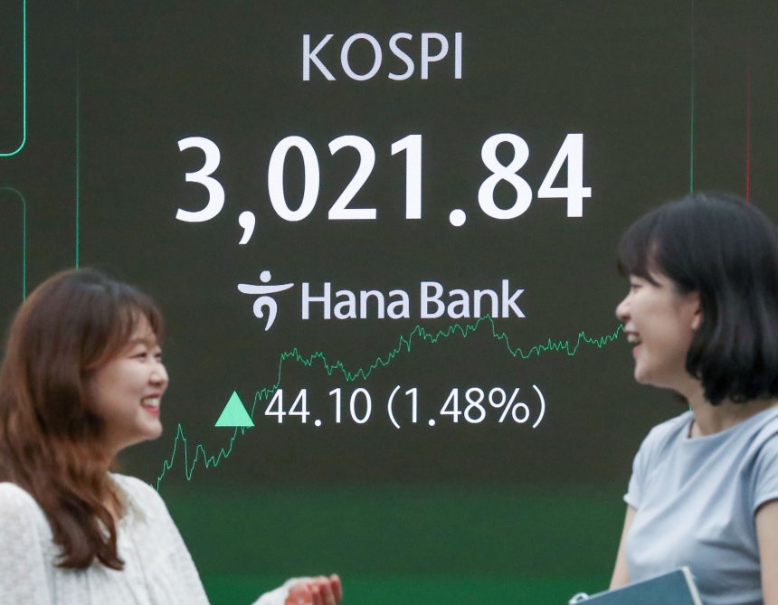 지난 20일 서울 주식시장에서 코스피가 3000선을 넘었다. 2021년 12월 이후 3년 6개월 만이다. 1956년 한국 주식시장이 첫 거래를 시작한 지 두 번째 맞는 ‘코스피 3000’ 시대다. 이날 장 마감 후 