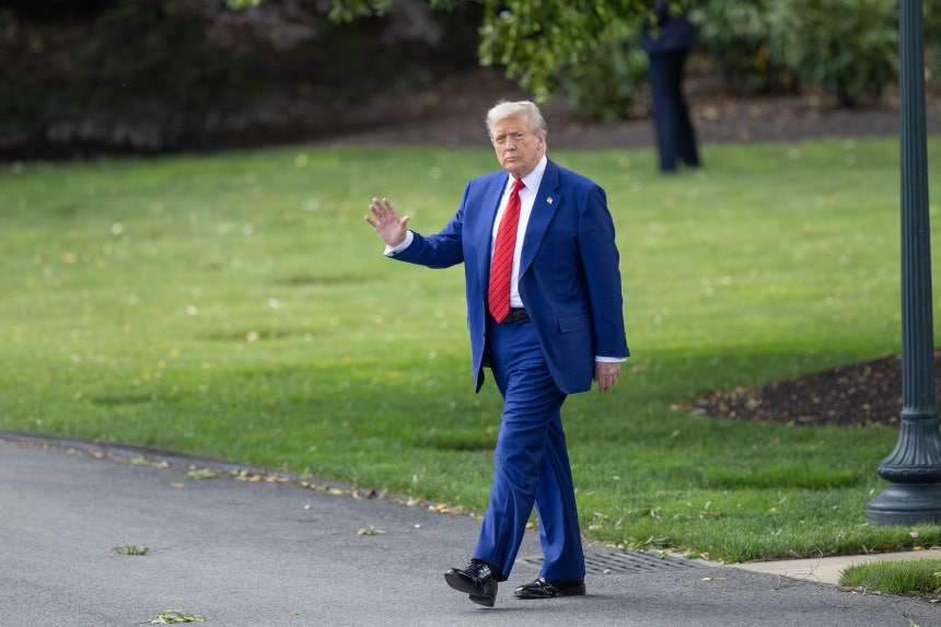  (250620) -- WASHINGTON, June 20, 2025 (Xinhua) -- U.S. President Donald Trump waves to the press as he walks toward the