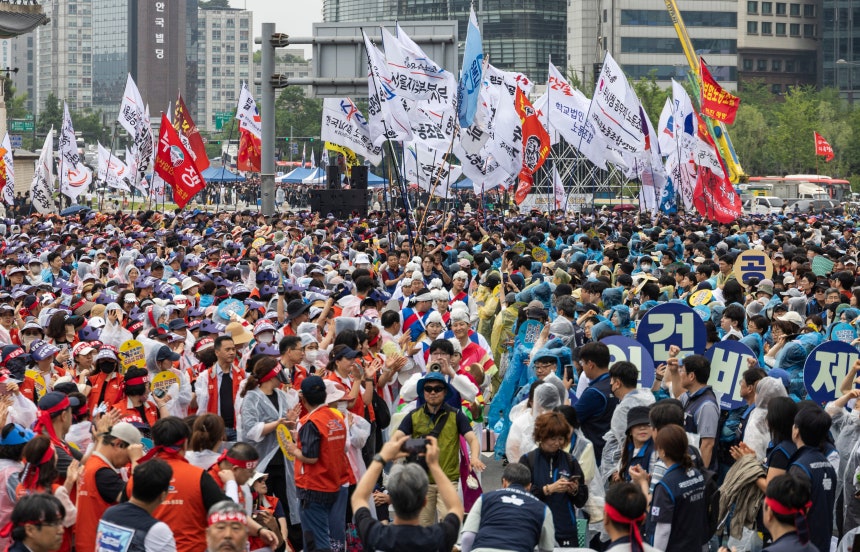 21일 서울 종로구 광화문에서 한국노총과 민주노총 소속 공공기관 노조가 공동 참가한 총력 투쟁 결의대회에 집회 참석 노조의 깃발들이 입장하고 있다. /연합뉴스