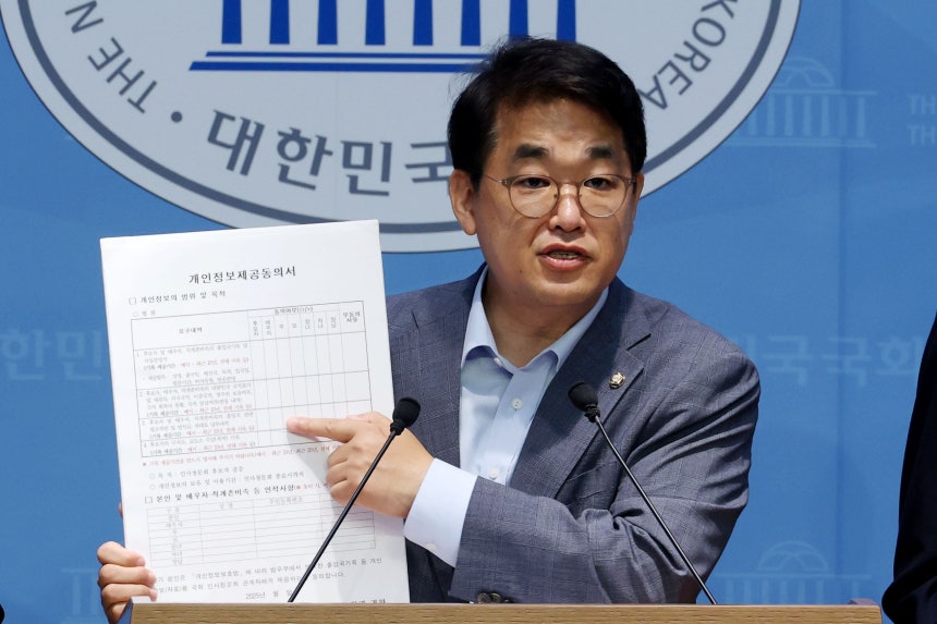 국무총리 후보자 인사청문특별위원회 국민의힘 위원인 배준영 의원이 22일 오후 서울 여의도 국회 소통관에서 김민석 총리 후보자가 증인 채택 거부와 의원들이 요청한 자료 제공을 위한 동의를 하지 않고 있다며 김 후보자와
