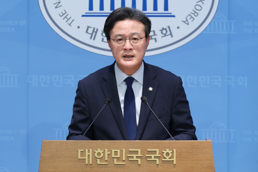 채현일 더불어민주당 의원이 22일 오전 서울 여의도 국회 소통관에서 김민석 국무총리 후보자에 대한 색깔론과 흠집내기 중단을 국민의힘에 촉구하고 있다. /뉴스1