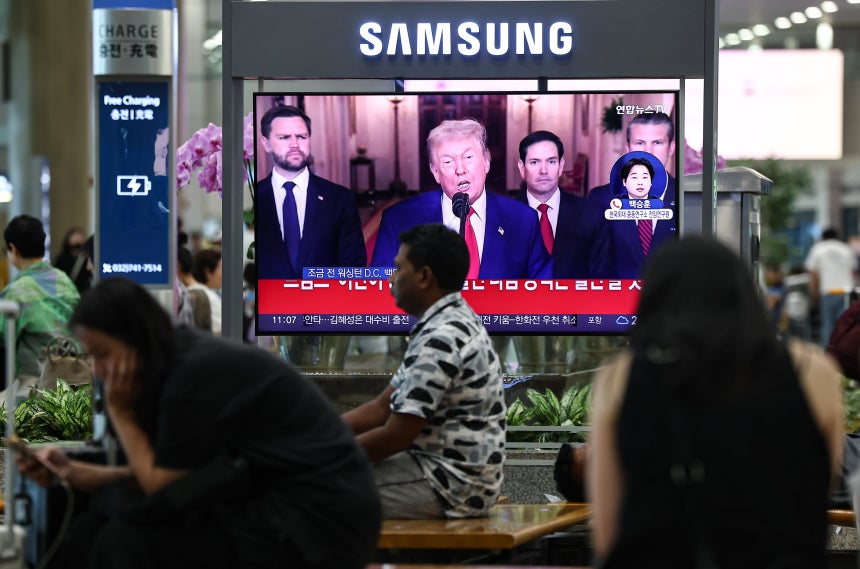 22일 인천공항 제1터미널 입국장 텔레비전에 트럼프 미국 대통령의 이란 공격 관련 대국민 담화 영상이 송출되고 있다. /뉴스1
