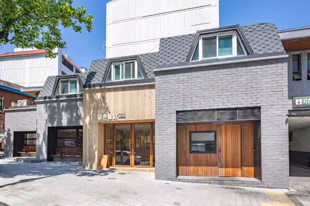 교촌에프앤비 창업주 권원강 회장이 처음 치킨을 튀겼던 구미 1호점 매장과 1호점에서만 맛볼 수 있는 특화 메뉴. 교촌에프앤비는 이곳을 교촌그룹의 경영 철학과 역사를 알리는 기념관이자 구미 관광 랜드마크로 활용할 계획