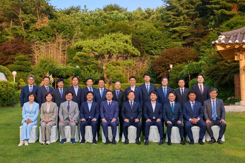 이재명 대통령이 23일 서울 한남동 관저에서 김병기 원내대표 등 더불어민주당 신임 원내지도부와 가진 상견례를 겸한 만찬에서 기념촬영을 하고 있다. /대통령실 제공 