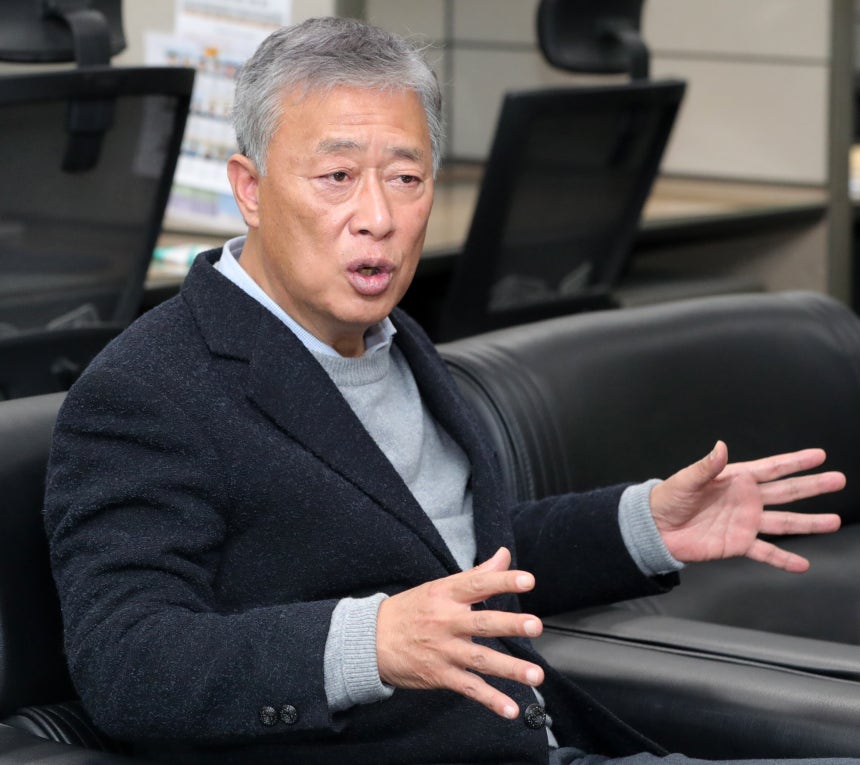 유성엽 전 국회의원이 6일 전북 전주시 전북도의회 기자실에서 간담회를 열고 질의에 답변을 하고 있다. /뉴스1