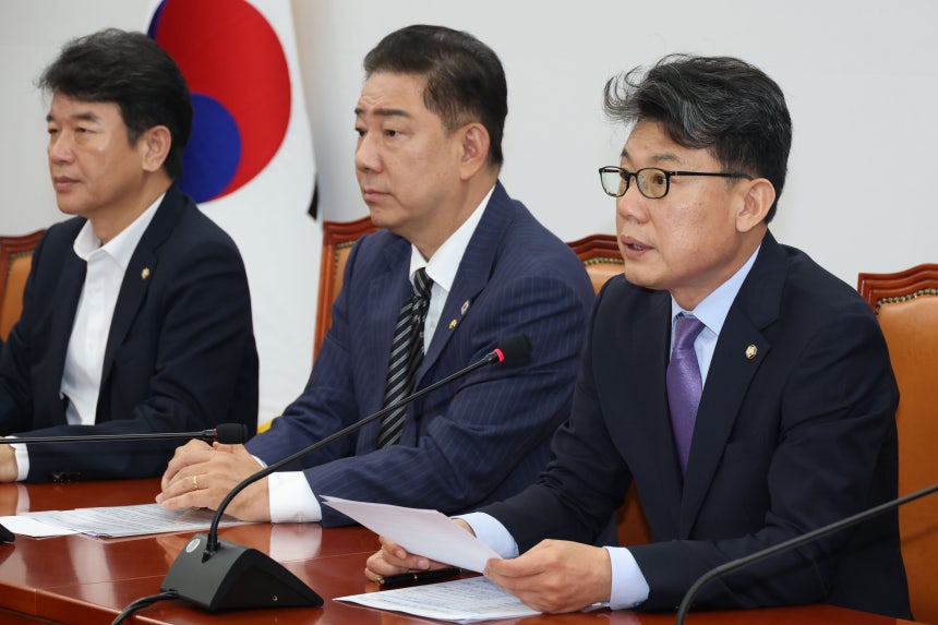진성준 더불어민주당 정책위의장이 24일 오전 서울 여의도 국회에서 열린 원내대책회의에서 발언하고 있다./뉴스1