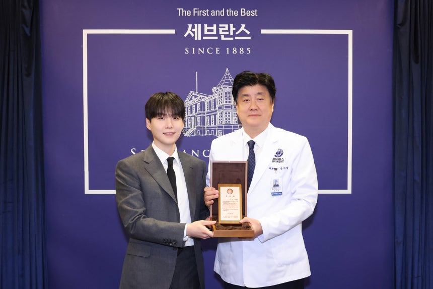 그룹 방탄소년단(BTS)의 슈가(왼쪽)와 금기창 연세의료원장이 기념 촬영하는 모습. /세브란스병원 제공