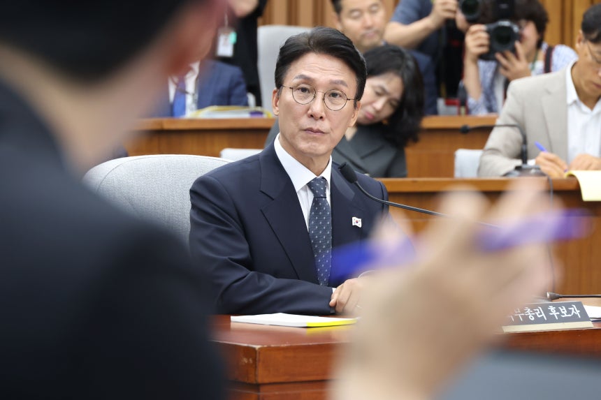 김민석 국무총리 후보자가 24일 오전 서울 여의도 국회에서 열린 인사청문회에서 주진우 국민의힘 의원 질의를 듣고 있다./뉴스1