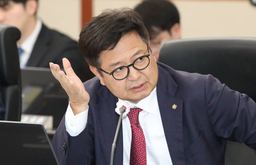 김장겸 국민의힘 위원이 2024년 10월 17일 국회 과학기술정보방송통신위원회 국정감사에서 질의하고 있다. /뉴스1 