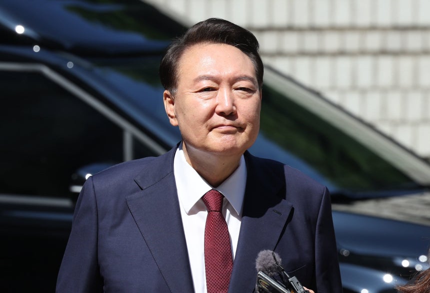 윤석열 전 대통령이 23일 오전 서울 서초구 서울중앙지방법원에서 내란 우두머리 혐의 사건 8차 공판에 출석하고 있다. /뉴스1