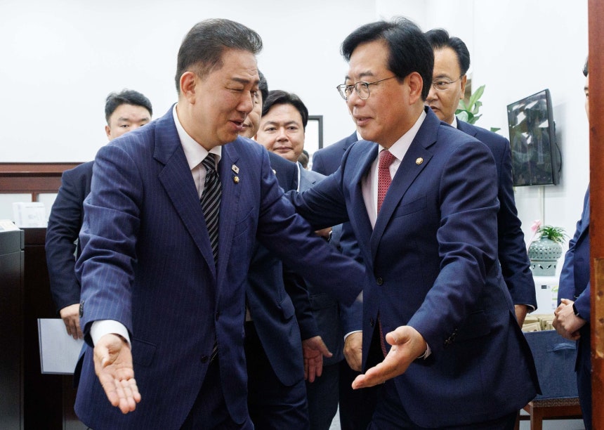 김병기 더불어민주당 대표 직무대행 겸 원내대표(왼쪽), 송언석 국민의힘 원내대표가 24일 오전 서울 여의도 국회에서 우원식 국회의장 주재로 열린 양당 원내대표 회동에 참석하고 있다. /뉴스1