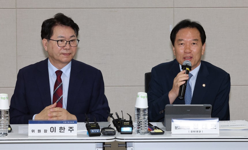 국정기획위원회 정태호 경제1분과 위원장이 지난 18일 정부세종컨벤션센터에서 열린 경제1분과 기획재정부 업무보고에서 인사말을 하고 있다. 왼쪽은 이한주 위원장./연합뉴스 