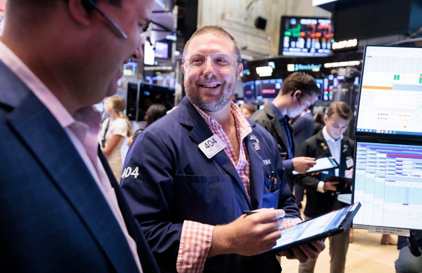 지난 12일(현지 시각) 미국 뉴욕증권거래소(NYSE)에서 트레이더들이 업무를 보고 있다./연합뉴스