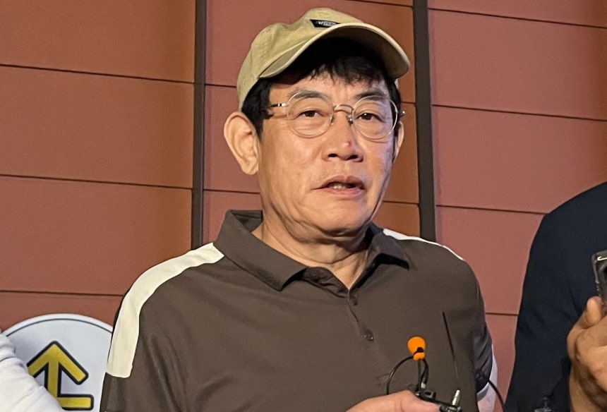 개그맨 이경규씨가 24일 오후 11시 45분쯤 서울 강남경찰서에서 약물 운전 혐의와 관련한 조사를 마친 뒤 취재진의 질문에 답하고 있다./뉴스1