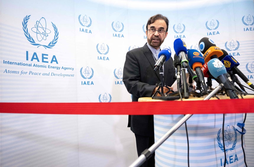 레자 나자피 이란 국제원자력기구(IAEA) 대사가 23일 오스트리아 빈에 있는 IAEA 본부에서 열린 IAEA 이사회 임시 회의 직후 기자들과 대화하고 있다. /연합뉴스
