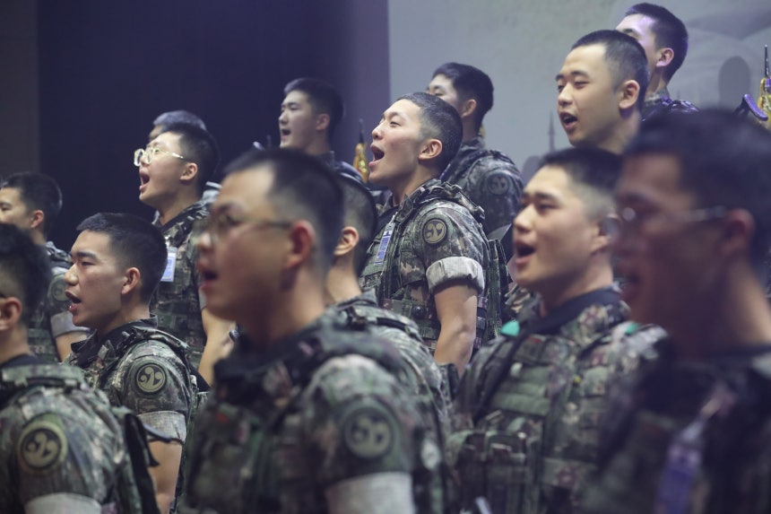장병들이 합창하고 있다. / 뉴스1