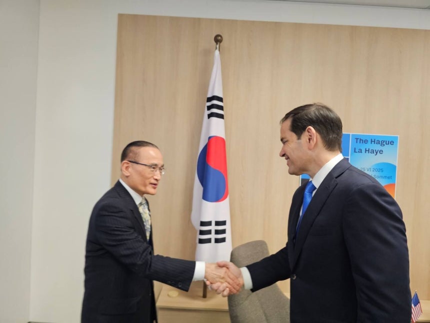 네덜란드 헤이그에서 개최된 NATO 정상회의에 이재명 대통령 대신 참석한 위성락 안보실장이 25일(현지시각) 마코 루비오 미국 국무장관과 악수하고 있다. / 대통령실