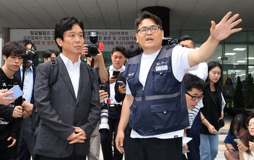 철도 기관사 출신 김영훈(왼쪽) 고용노동부 장관 후보자가 24일 오후 서울 중구 서울지방고용노동청 앞에서 집회 중이던 민주노총 금속노조 주얼리분회 조합원과 대화하고 있다. 김 후보자는 주 4.5일 근무제에 대해 "반