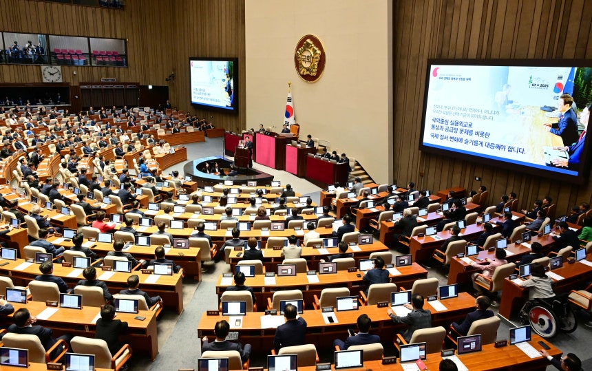 이재명 대통령이 26일 서울 여의도 국회 본회의장에서 정부의 2차 추가경정예산안 제출과 관련해 첫 시정연설을 하고 있다. /연합뉴스