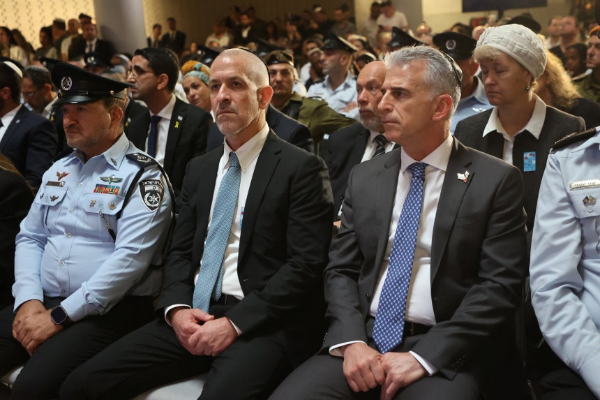 이스라엘 모사드 수장 데이비드 바네아(가운데)가 2024년 5월 예루살렘 헤르츨산 군인묘지에서 열린 추모의 날 행사에 참석했다. /연합뉴스