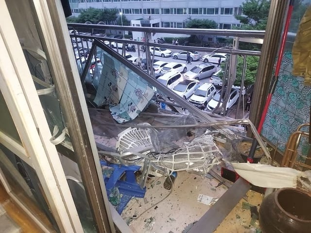 지난 25일 익산시 부송동의 한 아파트 4층에서 에어컨 실외기가 폭발했다. 사진은 당시 실외기가 폭발한 발코니 현장 모습. /전북도소방본부 제공