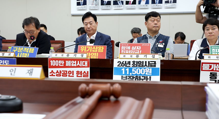 26일 세종시 정부세종청사에서 고용노동부에서 열린 최저임금위원회 제7차 전원회의에 참석한 류기정 사용자위원과 류기섭 근로자위원이 회의 시작에 앞서 위원들의 발언을 듣고 있다. /뉴스1
