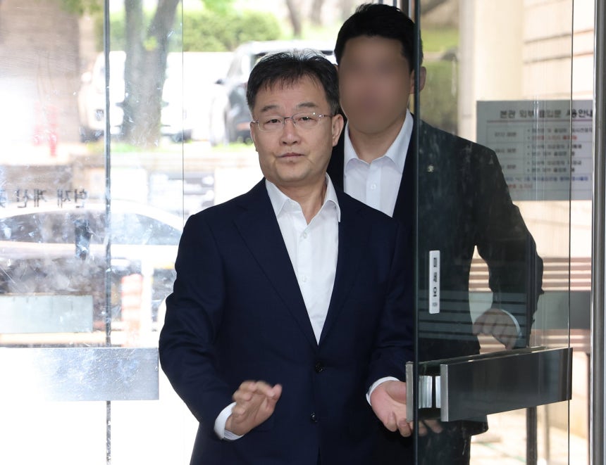 화천대유자산관리 대주주 김만배 씨가 서울 서초구 서울중앙지법에서 열린 '대장동 개발 배임 혐의' 관련 공판에 출석하고 있다. /뉴스1