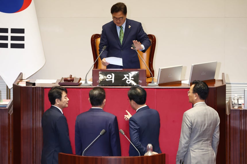 우원식 국회의장(위쪽)이 27일 서울 여의도 국회에서 상임위원장 선출 관련 본회의 개의를 놓고 김병기 더불어민주당 원내대표, 문진석 원내수석부대와 송언석 국민의힘 원내대표, 유상범 원내수석부대표와 이야기하고 있다. 
