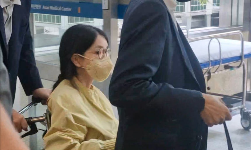 특별검사팀 출범을 앞두고 우울증 등 지병을 이유로 입원했던 김건희 여사가 27일 서울 송파구 서울아산병원에서 윤석열 전 대통령이 미는 휠체어에 탄 채 퇴원하고 있다. / 연합뉴스
