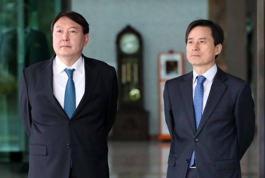 사진은 지난 2017년 10월 23일 조은석 당시 서울고검장(오른쪽)과 윤석열 서울중앙지검장이 서울고검에서 열린 국회 법사위 국정감사에 앞서 국감장에 도착하는 의원들을 기다리는 모습. /뉴스1 