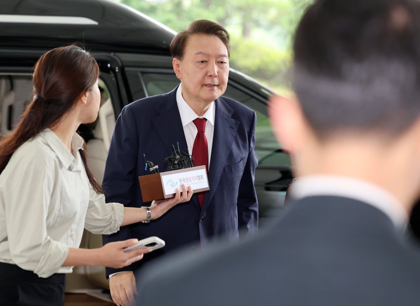 윤석열 전 대통령이 28일 오전 대면 조사를 받기 위해 서울 서초구 서울고검에 마련된 내란특검 사무실로 출석하고 있다. /뉴스1
