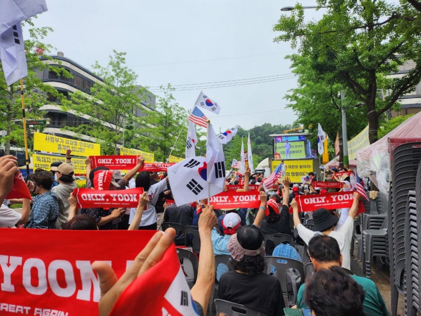 전 한국사 강사 전한길씨가 28일 오전 서울 서초구 서초동 서울고검 앞에서 열린 윤석열 전 대통령 지지자 집회에 참석해 연단에 올랐다. 윤 전 대통령 지지자들이 'ONLY YOON'이 적힌 머플러를 흔들고 있다. /