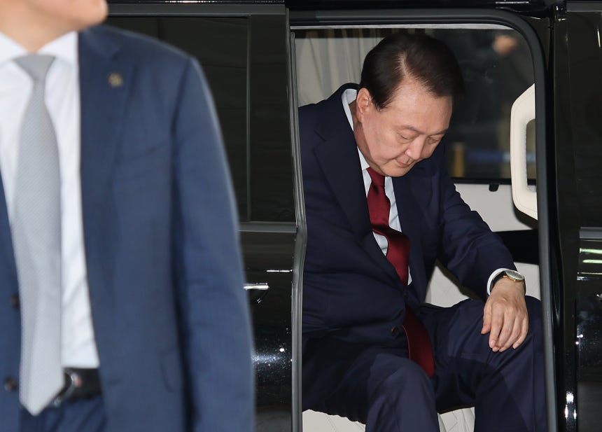 윤석열 전 대통령이 28일 피의자 신분으로 내란특검 조사를 받기 위해 서울 서초구 서울고검 청사로 출석하고 있다. /연합뉴스