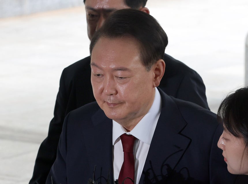 윤석열 전 대통령이 28일 피의자 신분으로 내란특검 조사를 받기 위해 서울 서초구 서울고검 청사로 출석하고 있다. /연합뉴스