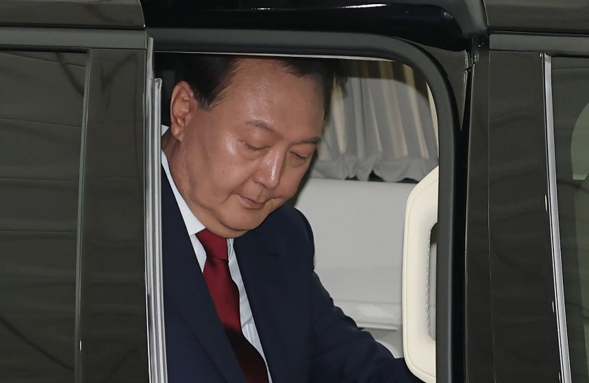 윤석열 전 대통령이 28일 오전 대면 조사를 받기 위해 서울 서초구 서울고검에 마련된 내란특검 사무실로 출석하고 있다. /뉴스1
