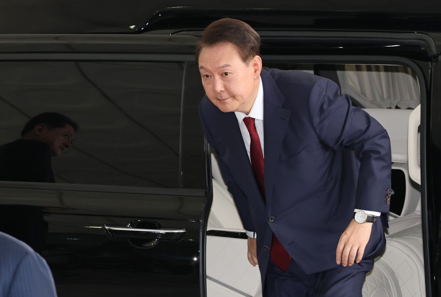 윤석열 전 대통령이 28일 오전 대면 조사를 받기 위해 서울 서초구 서울고검에 마련된 내란특검 사무실로 출석하고 있다. /뉴스1