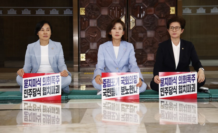 국민의힘 서명옥(왼쪽부터), 나경원, 강선영 의원이 27일 서울 여의도 국회 로텐더홀에서 김민석 국무총리 후보자의 지명 철회, 법제사법위원장 반환을 촉구하며 농성을 하고 있다./뉴스1 