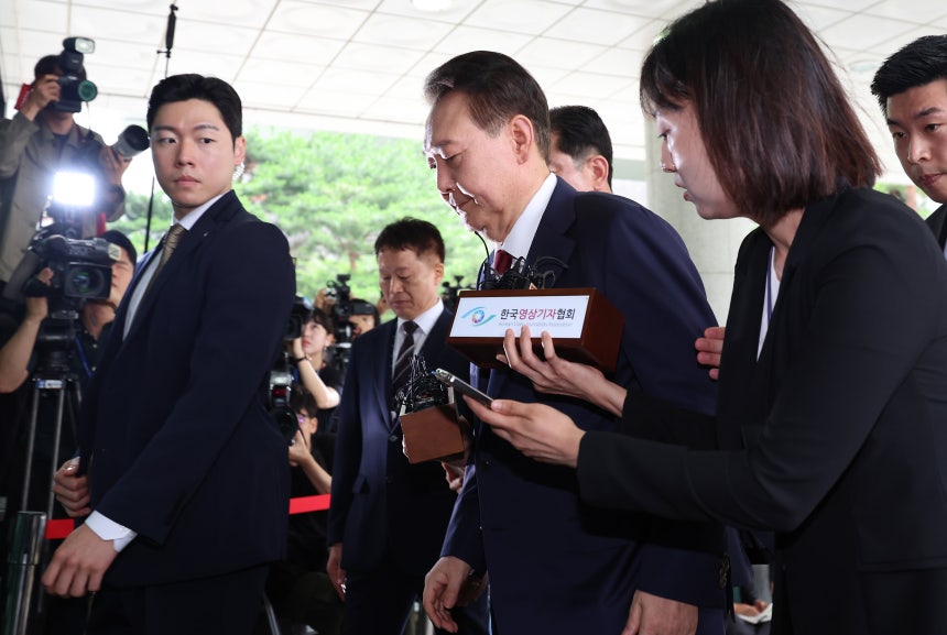 윤석열 전 대통령이 28일 피의자 신분으로 내란특검 조사를 받기 위해 서울 서초구 서울고검 청사로 출석하고 있다. /연합뉴스