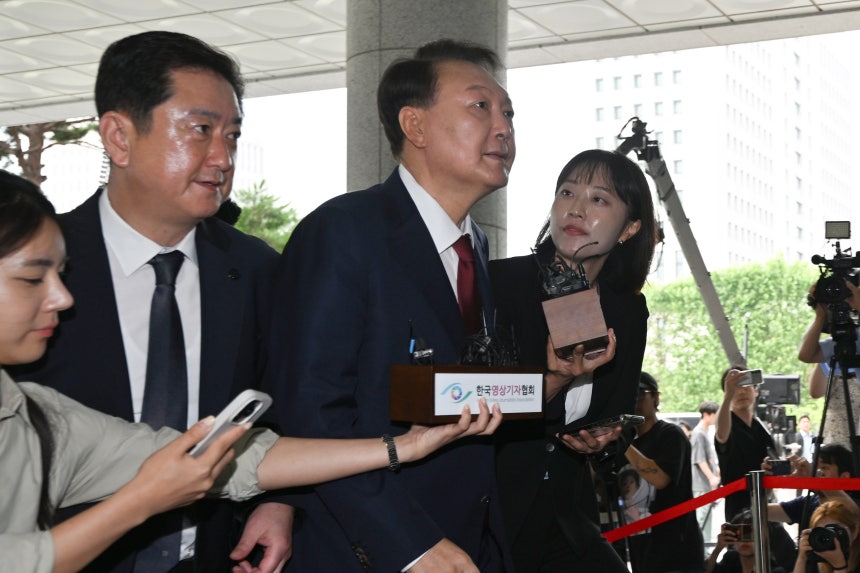 윤석열 전 대통령이 28일 피의자 신분으로 내란특검 조사를 받기 위해 서울 서초구 서울고검 청사로 출석하고 있다. /연합뉴스