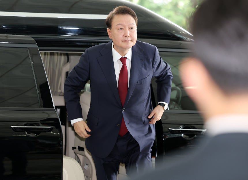 윤석열 전 대통령이 28일 오전 대면 조사를 받기 위해 서울 서초구 서울고검에 마련된 내란특검 사무실로 출석하고 있다. (공동취재)/뉴스1
