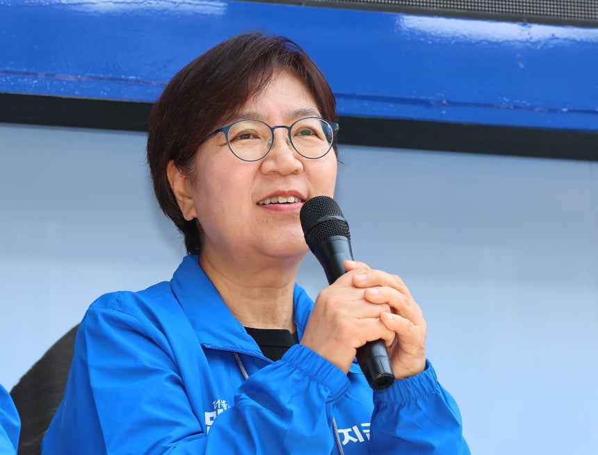지난 5월 당시 더불어민주당 총괄선대위원장을 맡은 정은경 보건복지부 장관 후보자가 인천 중구 답동성당 앞 사거리에서 시민들에게 이재명 대선 후보 지지를 호소하고 있다./연합뉴스