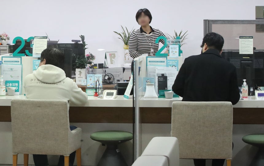 서울의 한 시중은행 대출 창구 모습./뉴스1