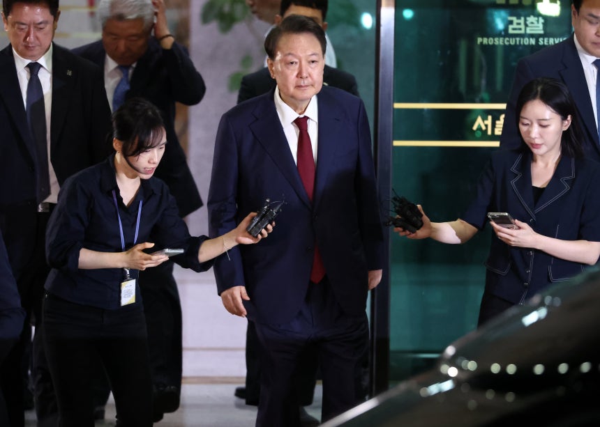 윤석열 전 대통령이 29일 새벽 서울 서초구 서울고등검찰청 청사에 마련된 내란특검 사무실에서 피의자 신분으로 조사를 마친 뒤 귀가하고 있다. /뉴스1