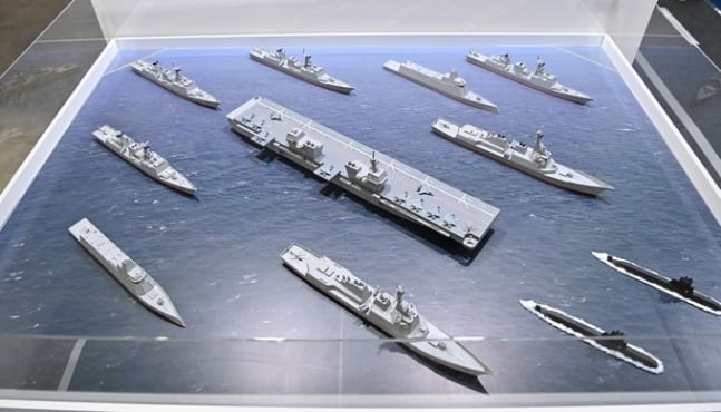 2021 부산국제조선해양대제전에 전시된 한국 해군 경항공모함 전투단 모형. 경항모를 한국형 차기구축함(KDDX)과 이지스함 등이 호위한다./해군 제공
