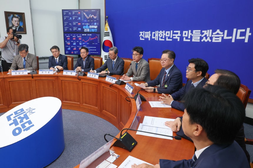 진성준 더불어민주당 정책위의장(오른쪽에서 다섯 번째)이 30일 서울 여의도 국회에서 열린 경제 6단체 상근부회장단 상법 간담회에서 모두 발언을 하고 있다. /뉴스1