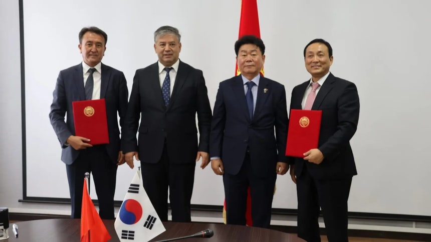 글로벌인재교육개발원이 지난 26일 키르기스스탄 노동·사회보장·이주부와 유학 및 해외취업 지원을 위한 양해각서(MOU)를 체결했다. 사비로프 라브샹벡 아자토비치 키르키스스탄 노동부 장관(왼쪽 두번째), 최인선 글로벌인