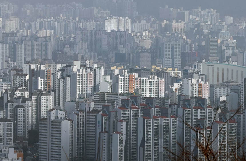 서울 남산타워에서 바라본 아파트 단지 전경. /뉴스1