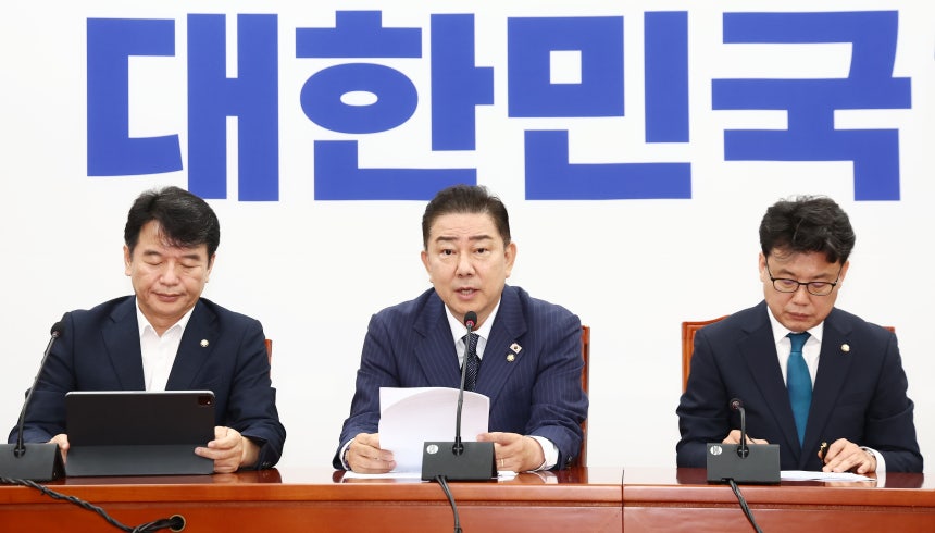 김병기 더불어민주당 대표 직무대행 겸 원내대표(가운데)가 1일 오전 서울 여의도 국회에서 열린 원내대책회의에서 모두 발언을 하고 있다. /뉴스1