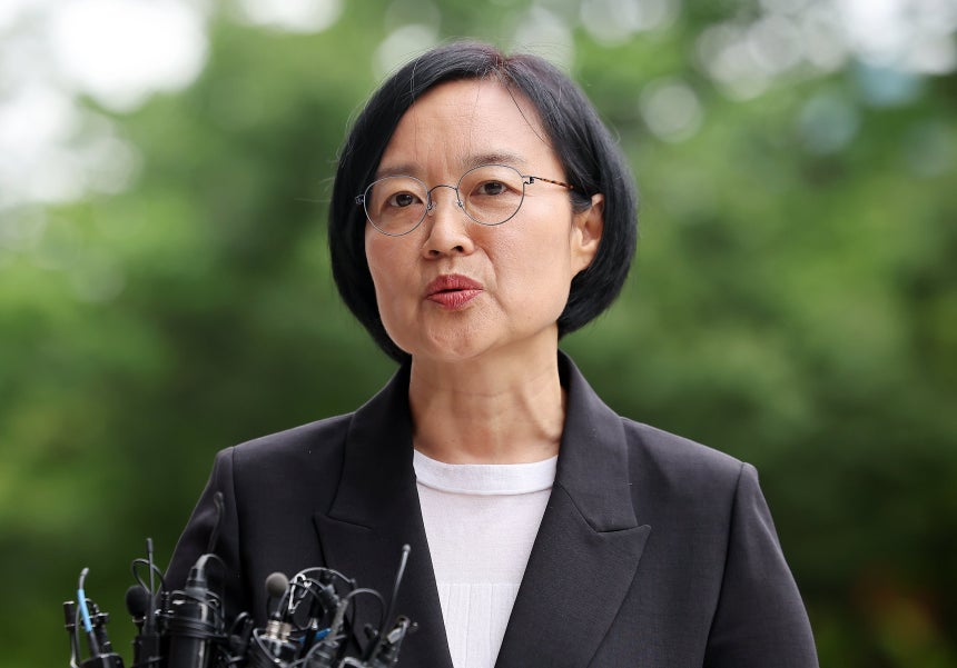한성숙 중소벤처기업부 장관 후보자가 지난달 24일 오후 서울 영등포구 중소기업기술정보진흥원 수도권평가실 내 인사청문회 준비 사무실로 출근하며 취재진 질문에 답하고 있다. /뉴스1