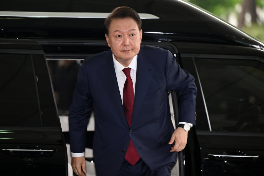윤석열 전 대통령이 지난달 28일 오전 서울 서초구 서울고검 청사에 마련된 내란특검에 피의자 신분으로 첫 출석하고 있다. /뉴스1